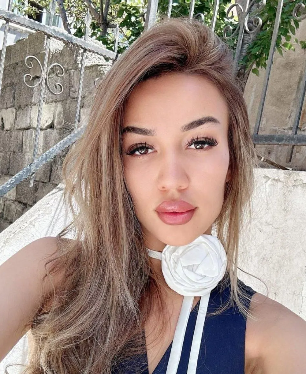 Mia photo 3